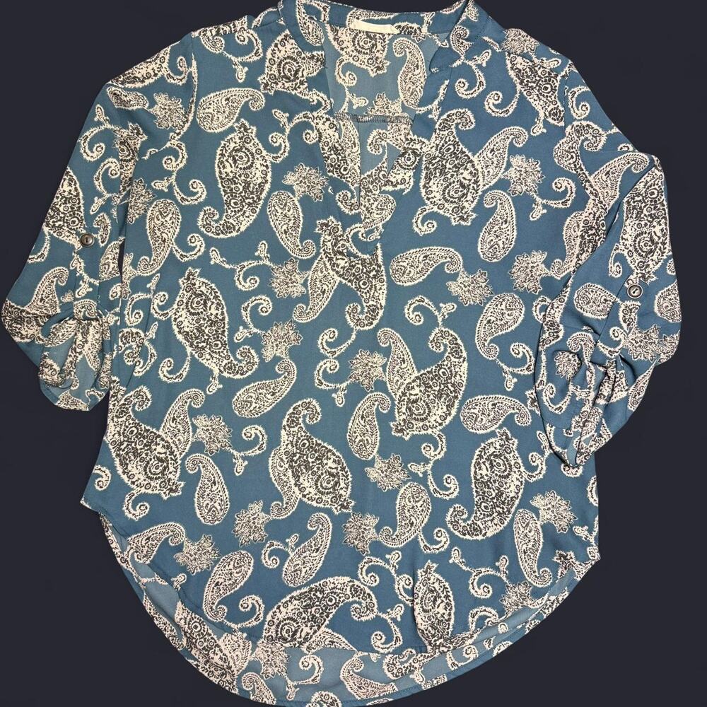 Bluegreen‎ and white paisley blouse